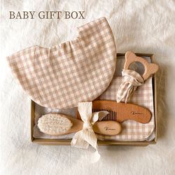 〈名入れ〉BABY GIFT BOX　出産祝い ギフト （スタイ ガーゼハンカチ 歯固め ベビーブラシ コーム） 1枚目の画像