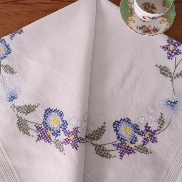ドイツの手仕事/コットン生地に水色と紫のお花の手刺繍 クロスステッチ テーブルクロス・生地 (ヴィンテージ) 7枚目の画像