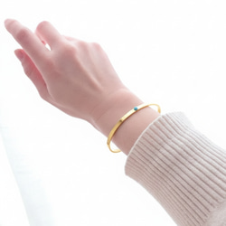 着けるだけ華奢魅せ叶うラリマーのゴールドブレスレット バングル