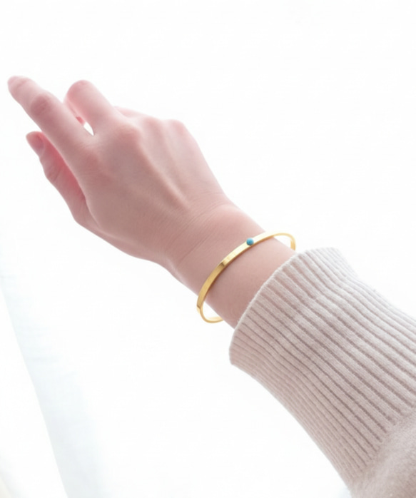 着けるだけ華奢魅せ叶うラリマーのゴールドブレスレット バングル
