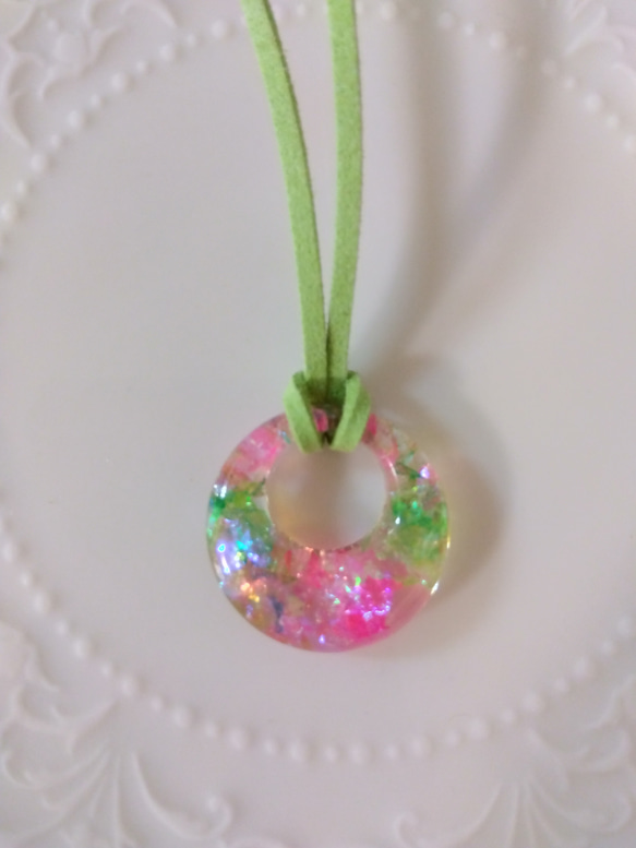 桜カラー革紐ネックレス、レジン 3枚目の画像