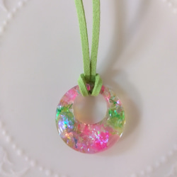 桜カラー革紐ネックレス、レジン 1枚目の画像