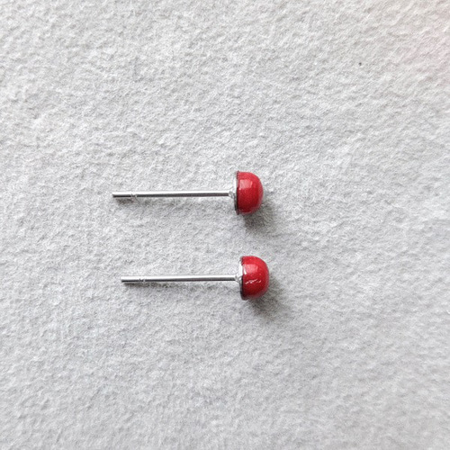 再販】4mm赤珊瑚（レッドコーラル）ラウンドカボションピアス