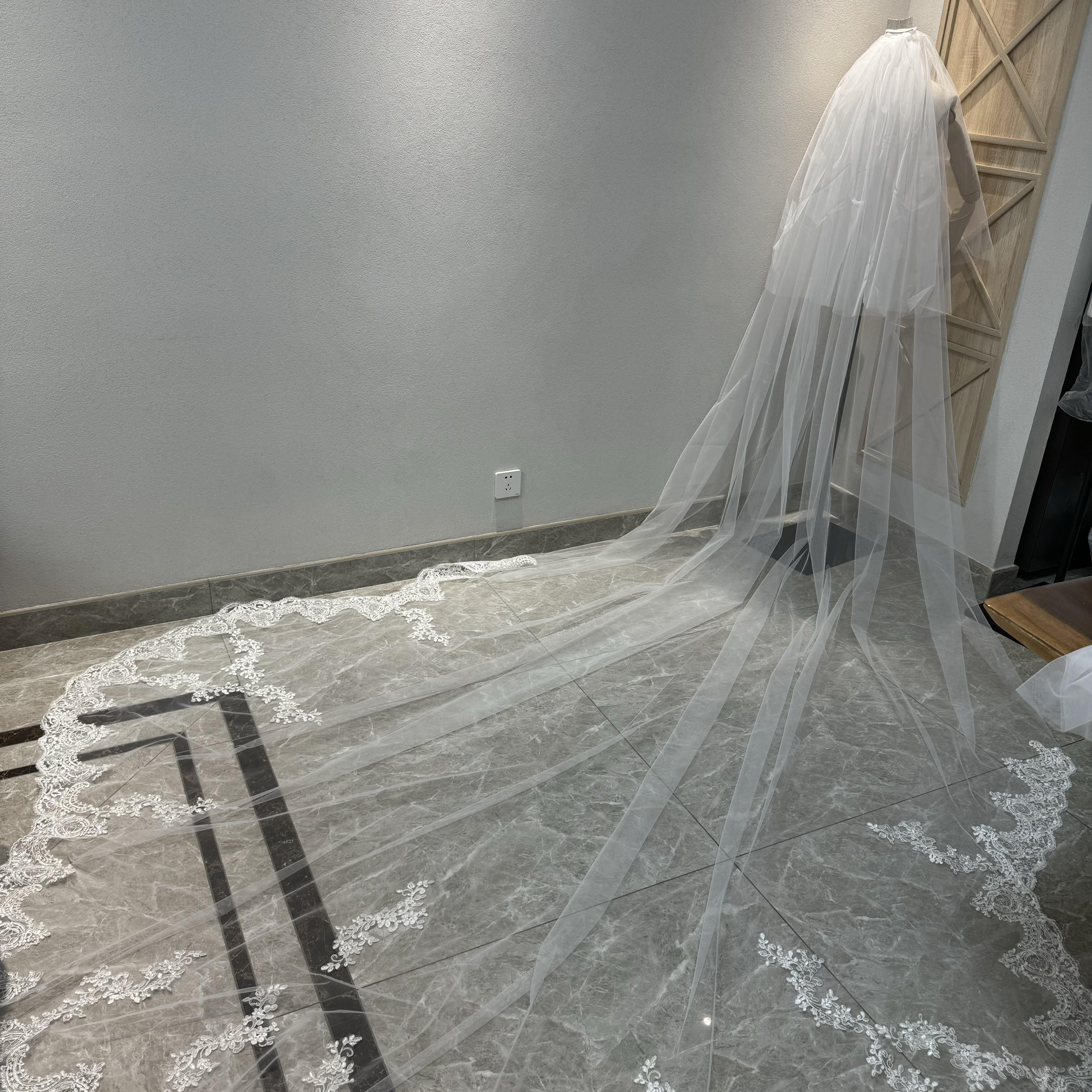 顧客満足度99％以上！フランスレース　2層チュール　豪華トレーン　コーム付き　咲き誇る透け花レース挙式前撮り二次会結婚式