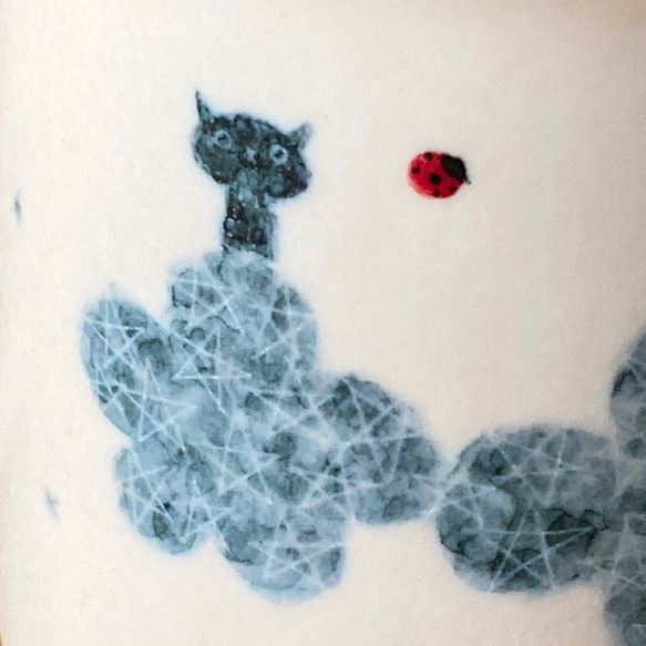 藍色のうつわ ハチワレ猫と黒猫マグカップ てんとう虫 10枚目の画像