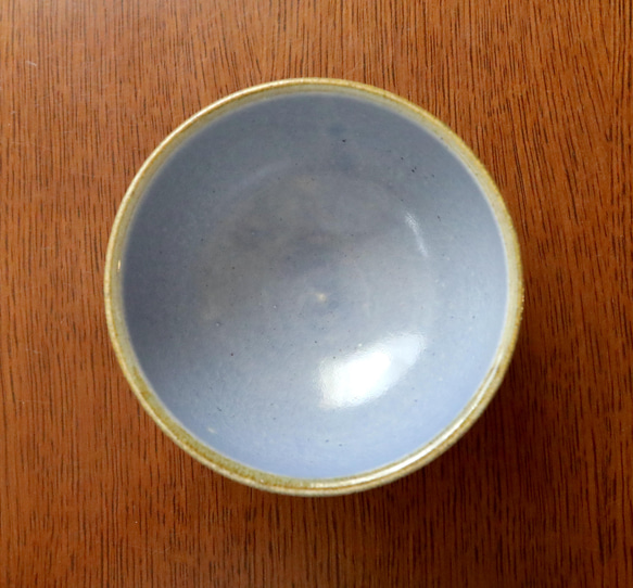 海碧貫入釉と錆茶のふっくら丸い飯碗 8枚目の画像