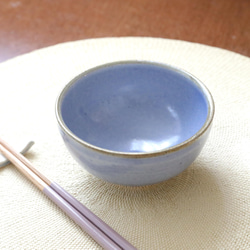 海碧貫入釉と錆茶のふっくら丸い飯碗 3枚目の画像