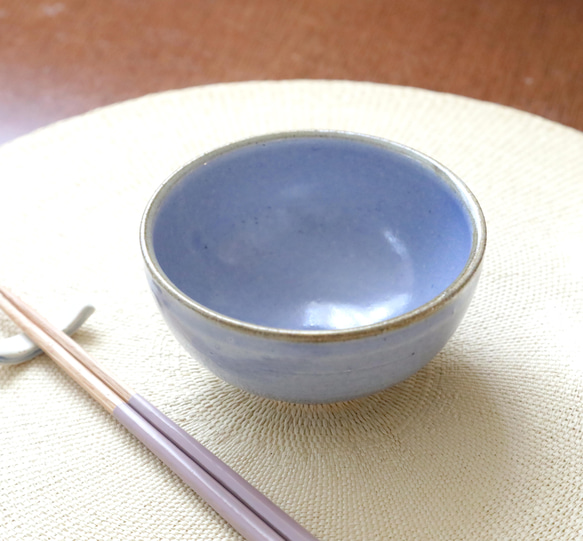 海碧貫入釉と錆茶のふっくら丸い飯碗 3枚目の画像