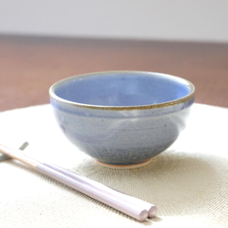 海碧貫入釉と錆茶のふっくら丸い飯碗 4枚目の画像
