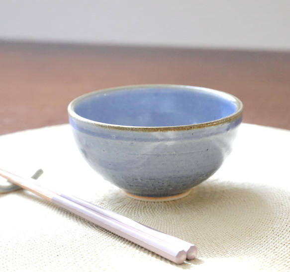 海碧貫入釉と錆茶のふっくら丸い飯碗 4枚目の画像