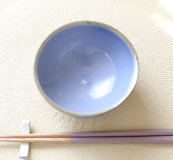 海碧貫入釉と錆茶のふっくら丸い飯碗 2枚目の画像