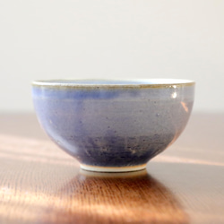 海碧貫入釉と錆茶のふっくら丸い飯碗 6枚目の画像