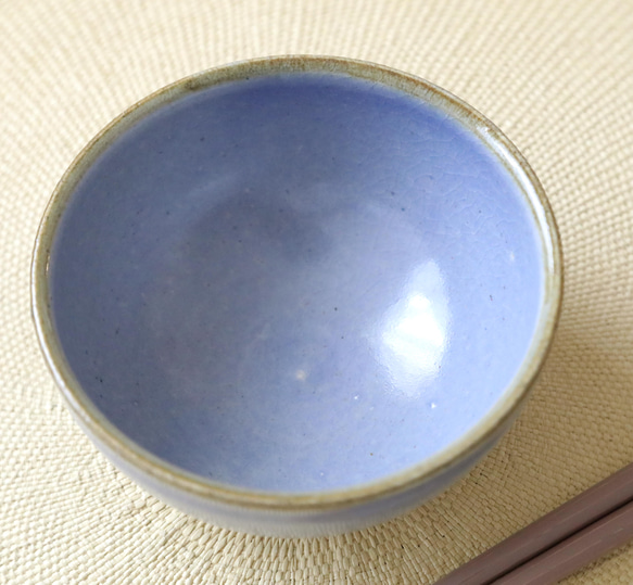 海碧貫入釉と錆茶のふっくら丸い飯碗 5枚目の画像