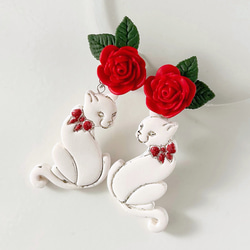 赤い薔薇と猫のイヤリング ポリマークレイ 大ぶり 軽い 金属アレルギー対応 誕生花 1枚目の画像