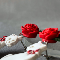 赤い薔薇と猫のイヤリング ポリマークレイ 大ぶり 軽い 金属アレルギー対応 誕生花 4枚目の画像