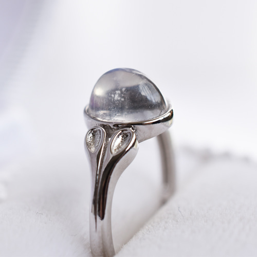 レインボームーンストーン指輪、リング：アンティーク調の装飾