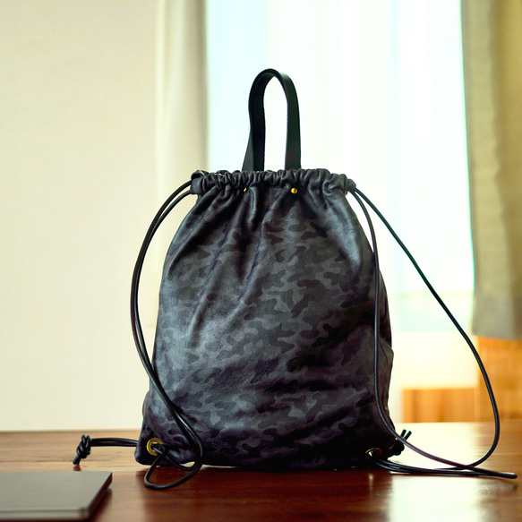 真皮成人背包現代迷彩迷彩黑羊皮背包A4尺寸可存放筆記型電腦 第1張的照片