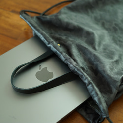 真皮成人背包現代迷彩迷彩黑羊皮背包A4尺寸可存放筆記型電腦 第10張的照片