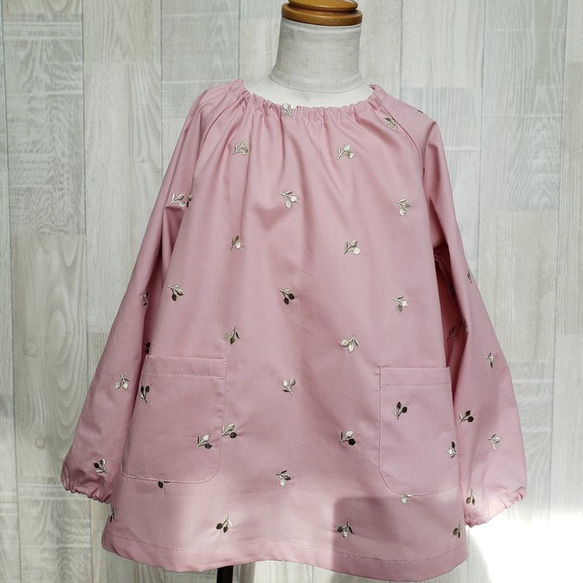 長袖スモック　さくらんぼ3（淡いベージュピンク）　100サイズ　ハンドメイド 特集掲載】チェリー柄のスモック 80、90 長袖 生成り×サーモンピンク その他