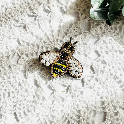 ビーズのオートクチュール刺繍ブローチ・ミツバチ（ブラック系  