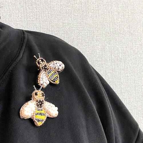 ビーズのオートクチュール刺繍ブローチ・ミツバチ(ブラック系 ビーズのオートクチュール刺繍ブローチ・ミツバチ(ブラック系