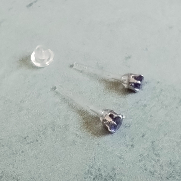 小さな宝石　アイオライトの樹脂ポストピアス（金属アレルギーフリー！）　サージカルステンレス316L　【送料無料】 3枚目の画像