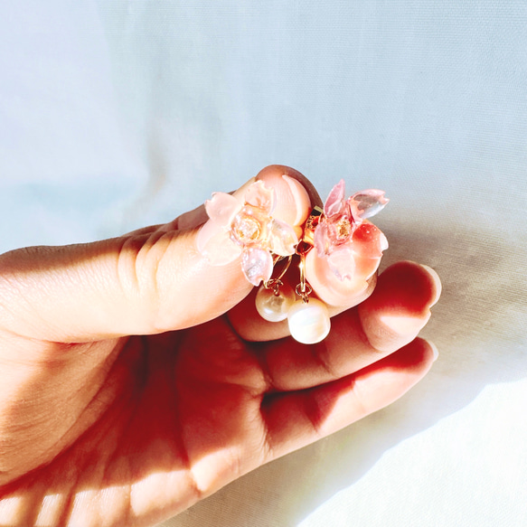 【イヤリング】ほんのり色づく桜と淡水パールの2wayイヤリン【桜ハンドメイド2024】 3枚目の画像