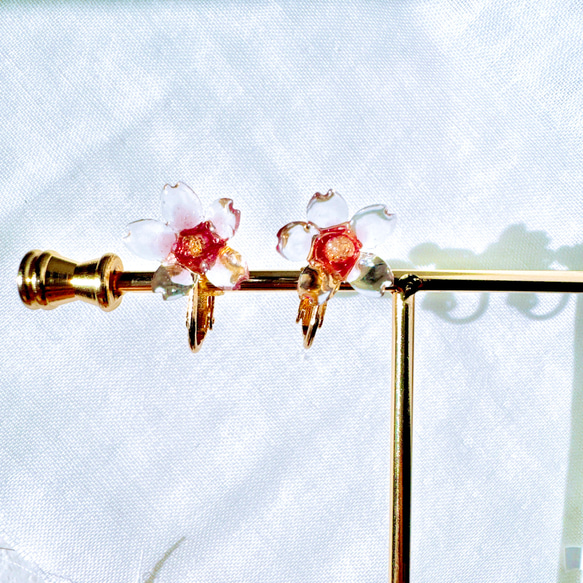 【イヤリング】ほんのり色づく桜と淡水パールの2wayイヤリン【桜ハンドメイド2024】 2枚目の画像