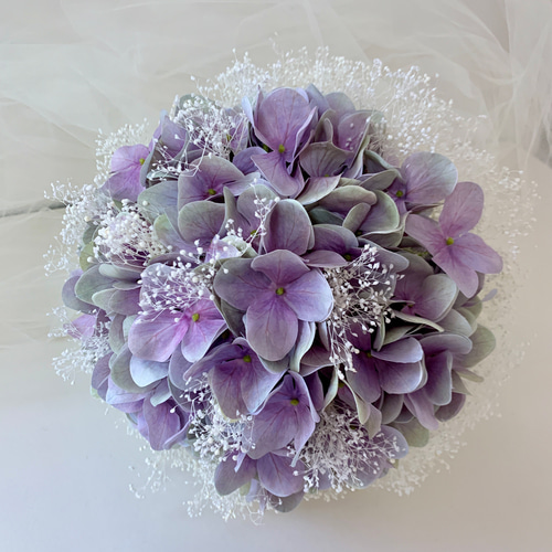 ラベンダーグレイのアジサイとかすみ草の ウエディングブーケ フォト