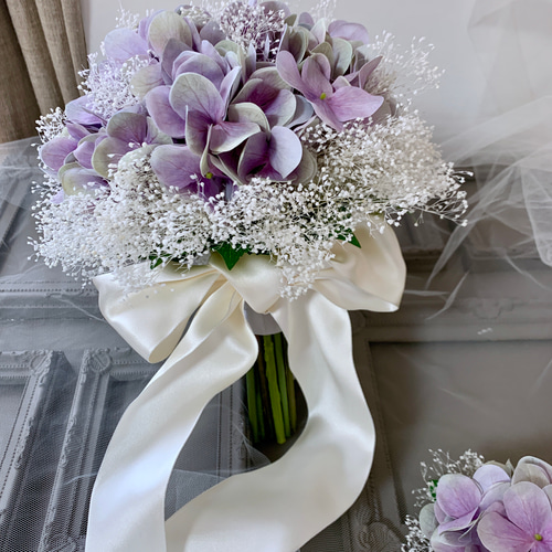 ラベンダーグレイのアジサイとかすみ草の ウエディングブーケ フォト