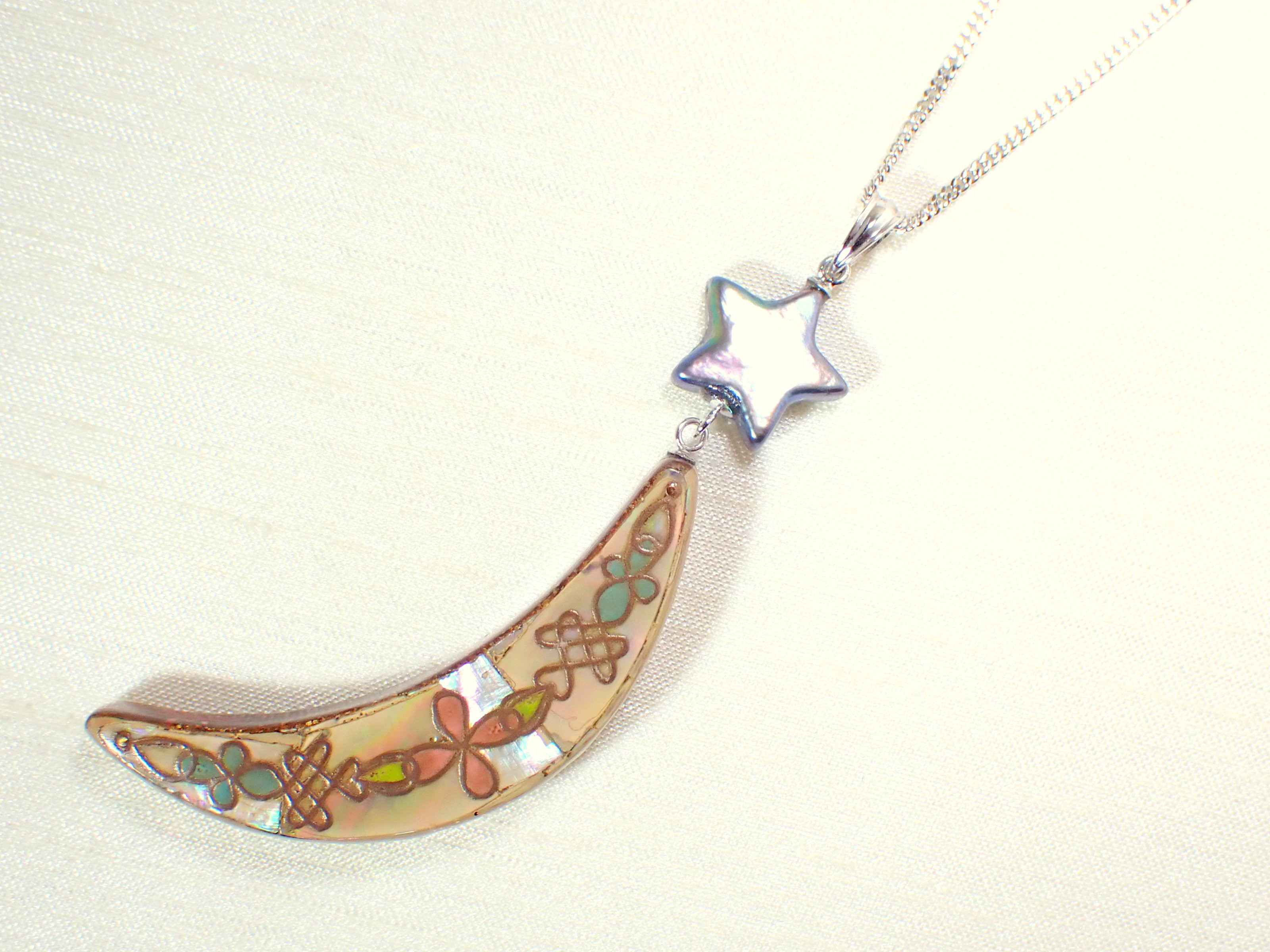 蒔絵ペンダント　”月影”　/ 木、べっ甲、淡水真珠、Ｋ１８ホワイトゴールド 33,800円