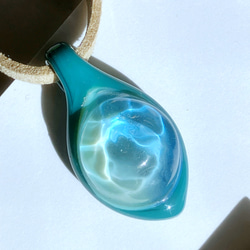 ● waterdrop ペンダント（light green/sky blue） ●/ ボロシリケイトガラス/水面/ 5枚目の画像