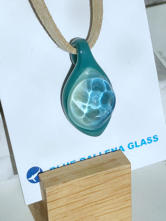● waterdrop ペンダント（light green/sky blue） ●/ ボロシリケイトガラス/水面/ 4枚目の画像