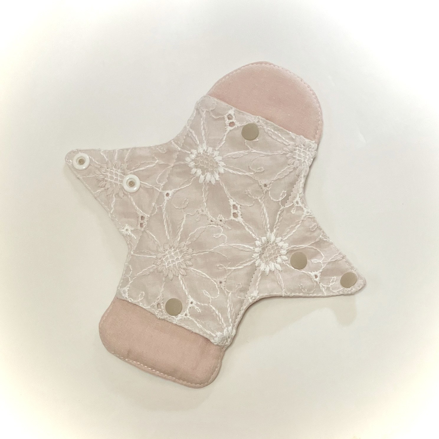 ෆ 花柄刺繍生地 ෆ‪ ポケット付き布ナプキン ❁⃘ 防水シート‬