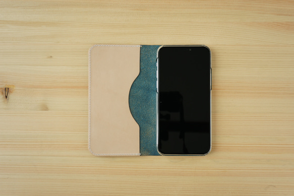 牛革 iPhone15 / 15 Pro カバー  ヌメ革  レザーケース  手帳型  ネイビーカラー 3枚目の画像