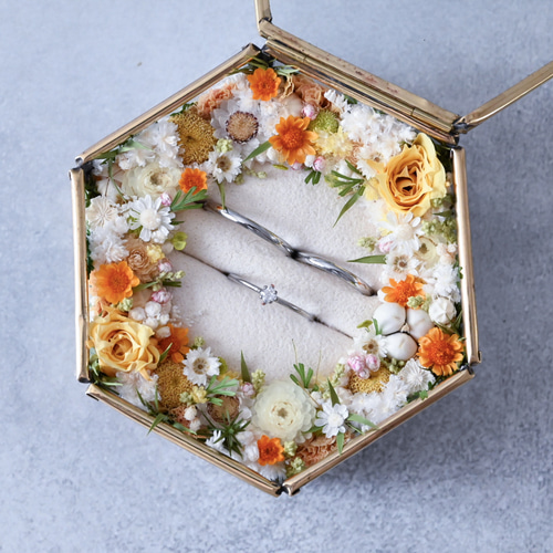 アメリカヴィンテージ ガラスケース 絵付け 花柄 ナチュラルなお花のリングピロー｜オレンジ ドライフラワー