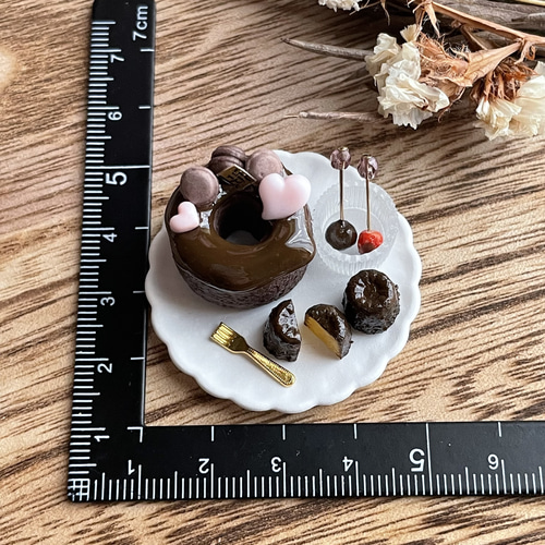 チョコレートシフォンケーキとカヌレプレート ミニチュアスイーツ