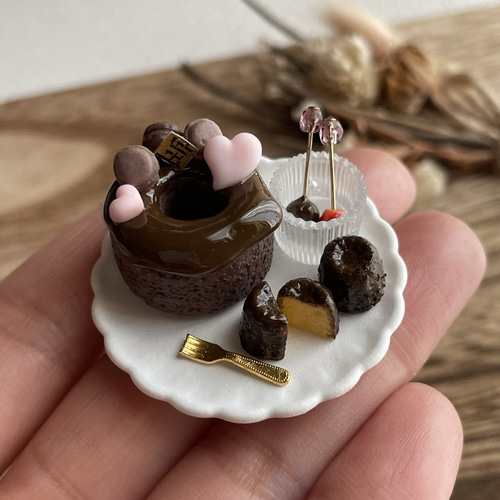 チョコレートシフォンケーキとカヌレプレート ミニチュアスイーツ