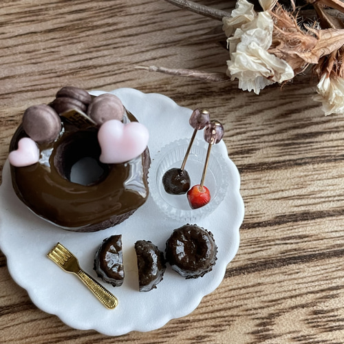 チョコレートシフォンケーキとカヌレプレート ミニチュアスイーツ 