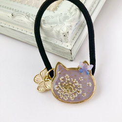 ヘアゴム レジン 大きなポッテリ三毛猫ちゃんとマトリカリア ヘアゴム レジン 大きなポッテリ三毛猫ちゃんとマトリカリア