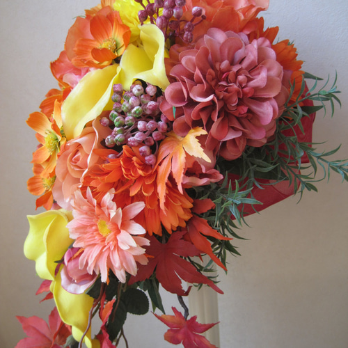 紅葉とコスモスの秋色キャスケードブーケ♪ブートニア付き♪生花
