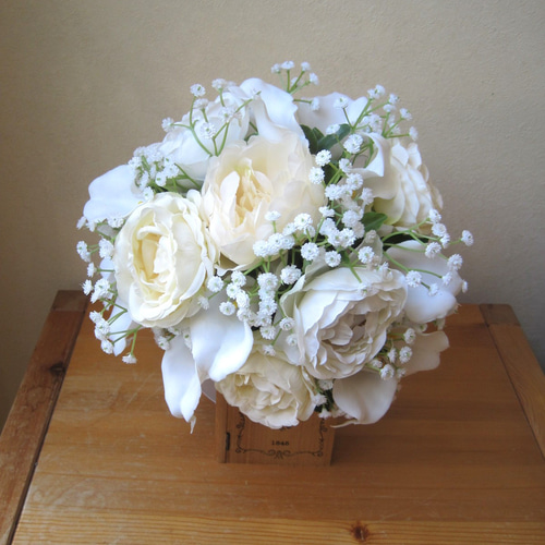 カラーリリーとかすみそうとしゃくやくのクラッチブーケ♪ブートニア  