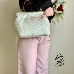 【kimono】帯リメイク シルバー×華文 持ち手付きがま口バッグ 3枚目の画像