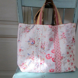 Sac fleurs フランスアンティーク花柄コットン　ランダムパッチワークカンタ刺繍の手提げトート 2枚目の画像