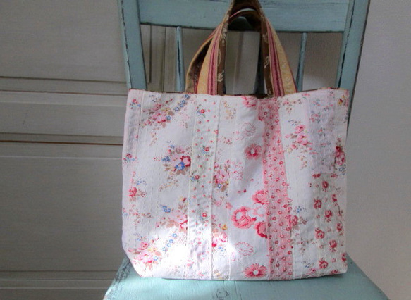 Sac fleurs フランスアンティーク花柄コットン　ランダムパッチワークカンタ刺繍の手提げトート 2枚目の画像