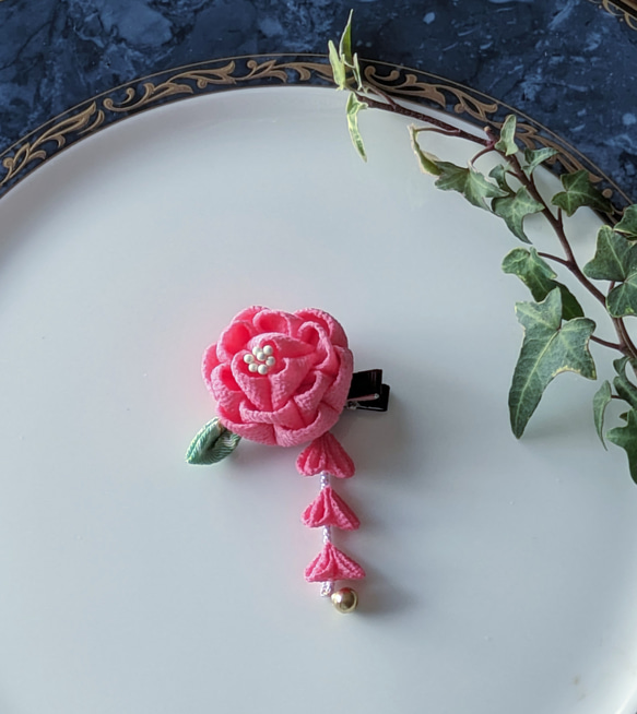 つまみ細工のおめかしベビークリップ  薔薇 つまみ細工のおめかしベビークリップ 薔薇 - メルカリ