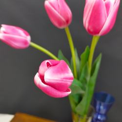 フレンチピンクのチューリップとアート花瓶セット／アーティフィシャルフラワー 2枚目の画像