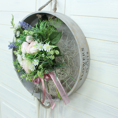 丸いトレーの壁掛け・リース「ローズの花束風」アレンジ・アート
