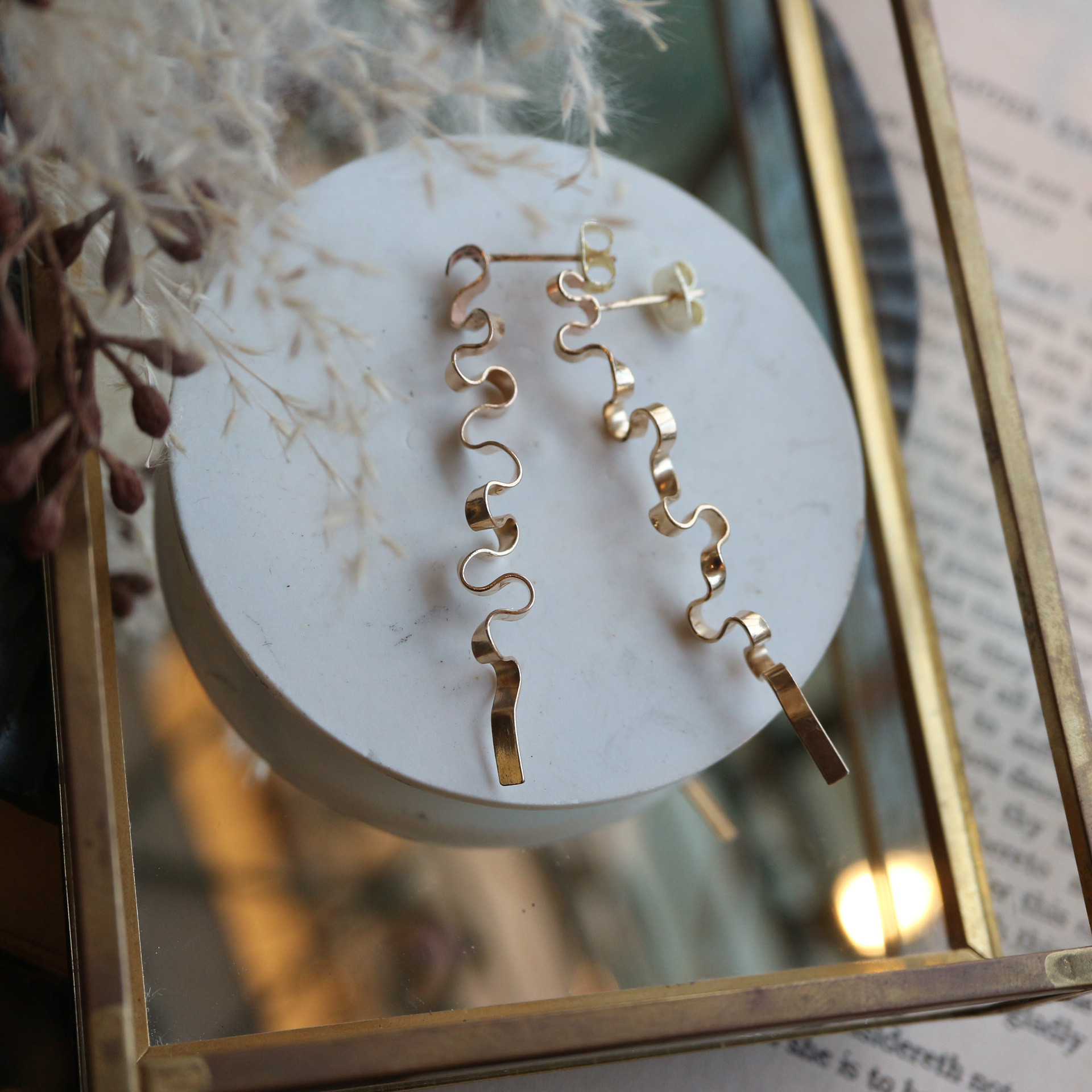 14Kgf＊彫金＊『春風に運ばれて』　リボンモチーフの彫金ピアス