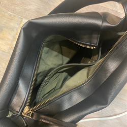 ブラック 撥水 次世代レザー２WAYショルダーバッグ、Mサイズ（ファスナー）雨でもヘビロテ！ 7枚目の画像